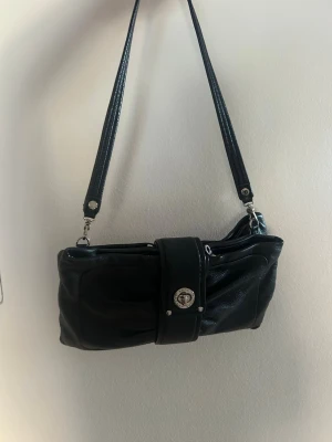 Svart väska från Marc Jacobs - Jättefin väska i äkta skinn från Marc Jacobs. I jättebra skick förutom ett litet hål vid dragkedjan som syns på sista bilden💞kan skicka fler bilder om det önskas🩷