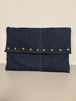 Datorfodral 💙 - Mörkblått datorfodral av återvunna jeans med filt och silke inuti, guldiga nitar och magnetisk knapp!💙 Fodralet är ca 37x27 cm🌟