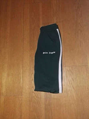 Palm Angels  - Säljer denna feta Palm angels byxa i färgen mörkgrön i storlek M använd fåtal gånger skicket är typ som ny hör av er gröna om ni har frågor 