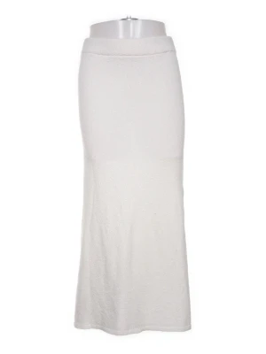 Vit långkjol från NA-KD i frotté - Säljer en vit långkjol från NA-KD i storlek S. Kjolen är tillverkad i mjukt frottématerial och har en enkel, rak siluett som ger en chill vibe. Perfekt för dig som gillar minimalistisk stil och vill ha något bekvämt och snyggt.