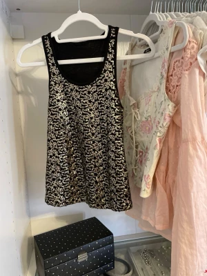 Guld paljettlinne - Svart linne med glittriga guldpaljetter. Perfekt till nyår! Passar XS. 