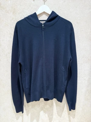 J.Lindeberg x Glenmuir Merino Zip Hoodie - J.Lindeberg x Glenmuir Merino Zip Hoodie i storlek S, Utan skador i princip i nyskick ! Tveka inte med att komma med frågor eller prisförslag !