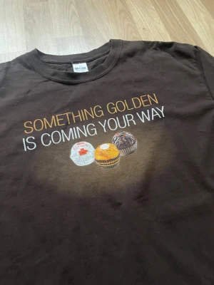 Ferrero Rocher longsleeve  - Brun Ferrero Rocher longsleeve. Storlek M. Skriv om fler bilder eller mått önskas.