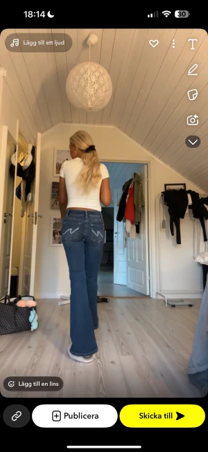 Bootcut jeans i mörkblå denim - Bootcut jeans i mörkblå tvätt från Nelly. Low waist, aldrig använda, storlek 34!! Nypris 699