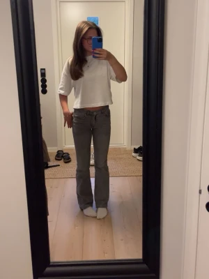 Gråa jeans  - Säljer mina gråa jeans ifrån Gina tricot, storlek 34, tveka nt på att höra av er om ni vill ha fler bilder! 💜