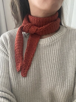 Handvirkad Sophie Scarf - Populär Sophie Scarf, virkad på bomull/bambu 💖 jätte mjuk och fin. Helt ny! Perfekt att ge bort i julklapp! Går att vika på flera olika sätt 🤭