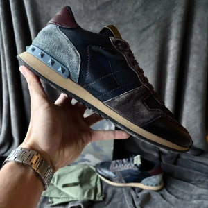 Valentino rockrunner skor - Valentino rockrunner skor | originalstorlek: 43 passar ibland 44, fråga om innermått vid osäkerhet | ingår: först till kvarn när det kommer till tillbehör. Finns ett begränsat antal. Box eller dustbag kan väljas som i sin tur kan kombineras med äkthetskort förutsatt att det finns i lager.