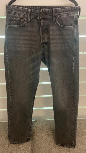  jeans från Jack & Jones - Grå Jack & Jones jeans modell Loose/chris storlek 30/30