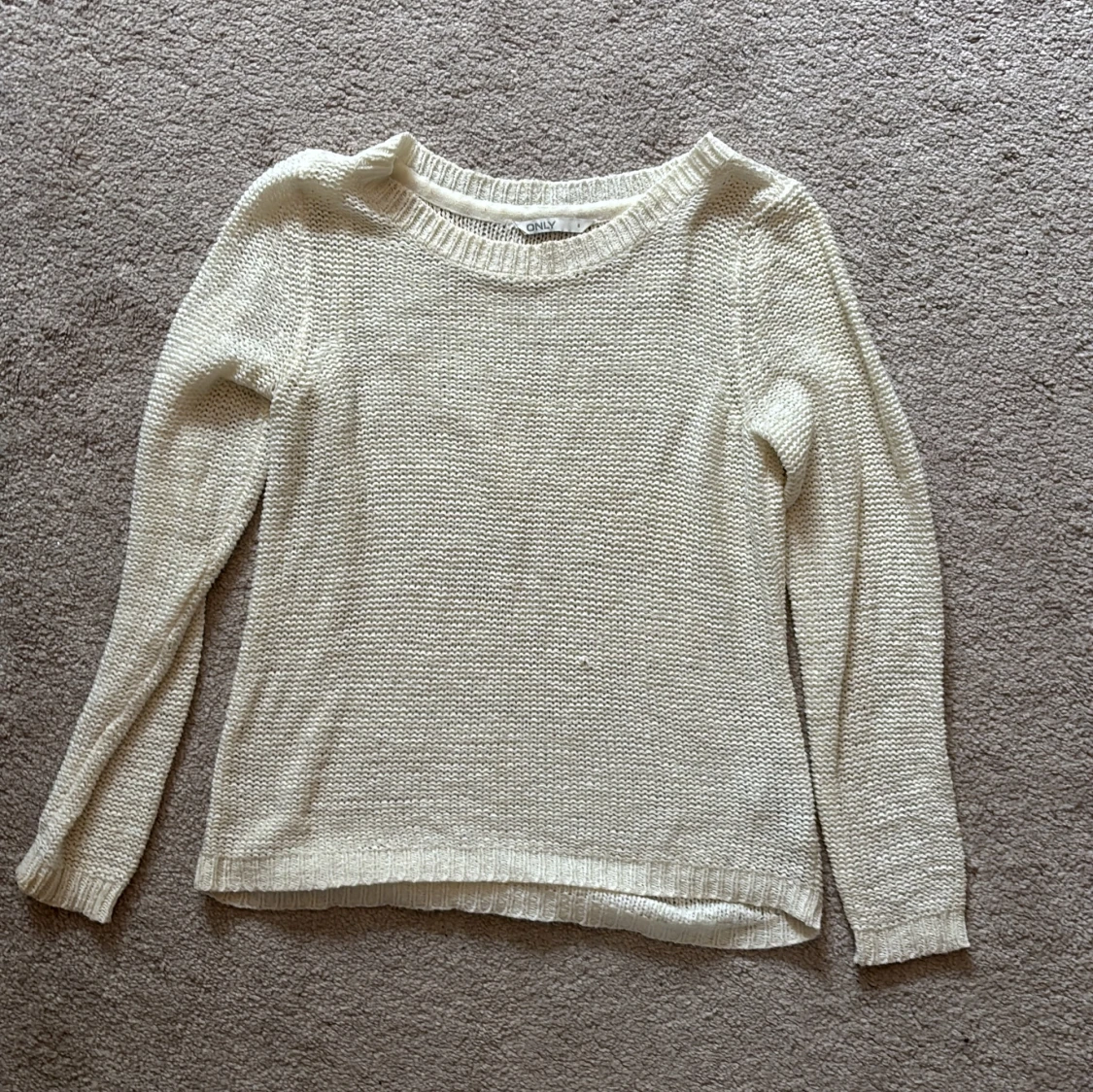 Krämvit stickad tröja från Only - 1
