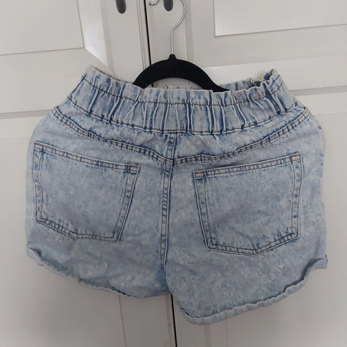 Ljusblåa högmidjade jeansshorts - 2