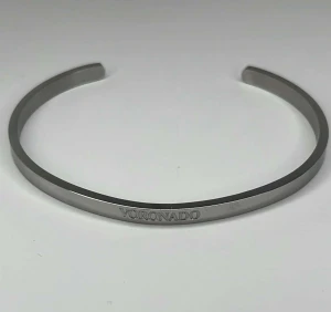 VORONADO armband  - Bilderna visar ett armband från Voronado Sweden i silverfärgad metall, inte en väst. Ingen information om väst kan ges.