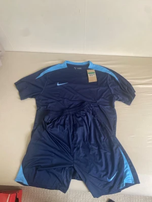Nike set, L  - Helt ny, passar som storlek L