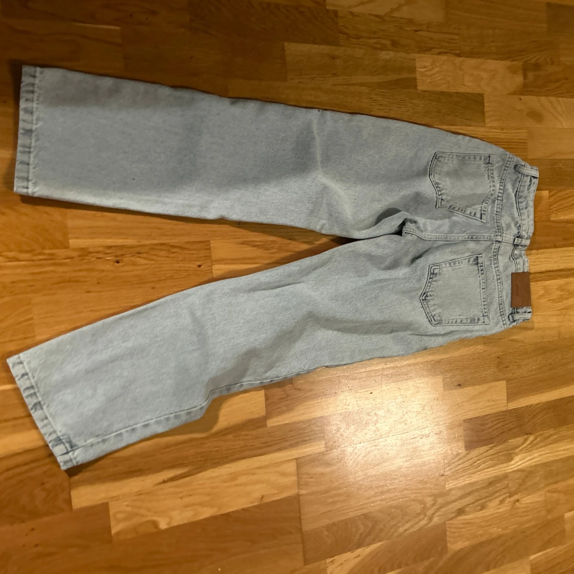 Ljusblå raka jeans från grunt - 1