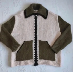 Varm stickad tröja från Zara  - Suuuuper populär och eftertraktad kofta med olika färger och mönster i storlek S från Zara (säljer då jag har två och säljer båda ) , aldrig använd därav i nyskick ☺️ 