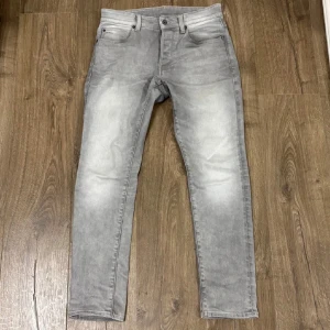 G Star Raw jeans - G Star jeans i nyskick, använda 3-4 gånger, storlek W28 L30, gråa med snygg tvätt, kom privat för fler bilder eller frågor!