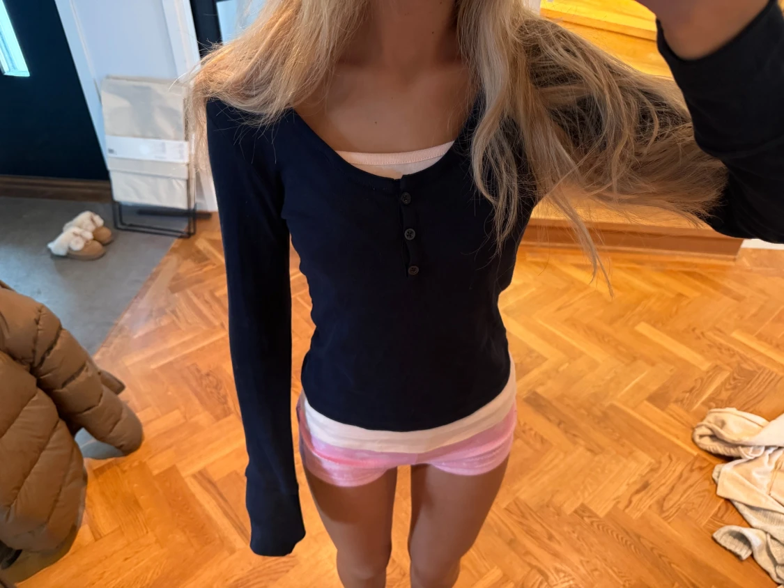 Svart långärmad topp med knappar - 3