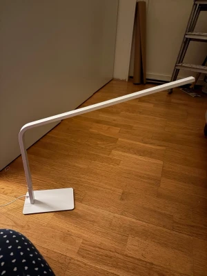 Bordslampa helt ny  - Den är aldrig använd endast monterad 