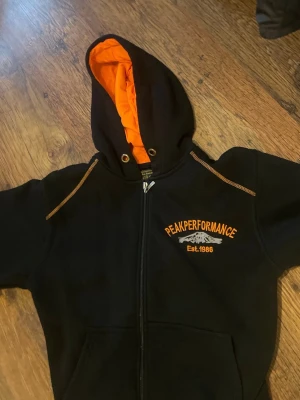 Svart orange peak performance zip hoodie - Storlek s men passar m och s