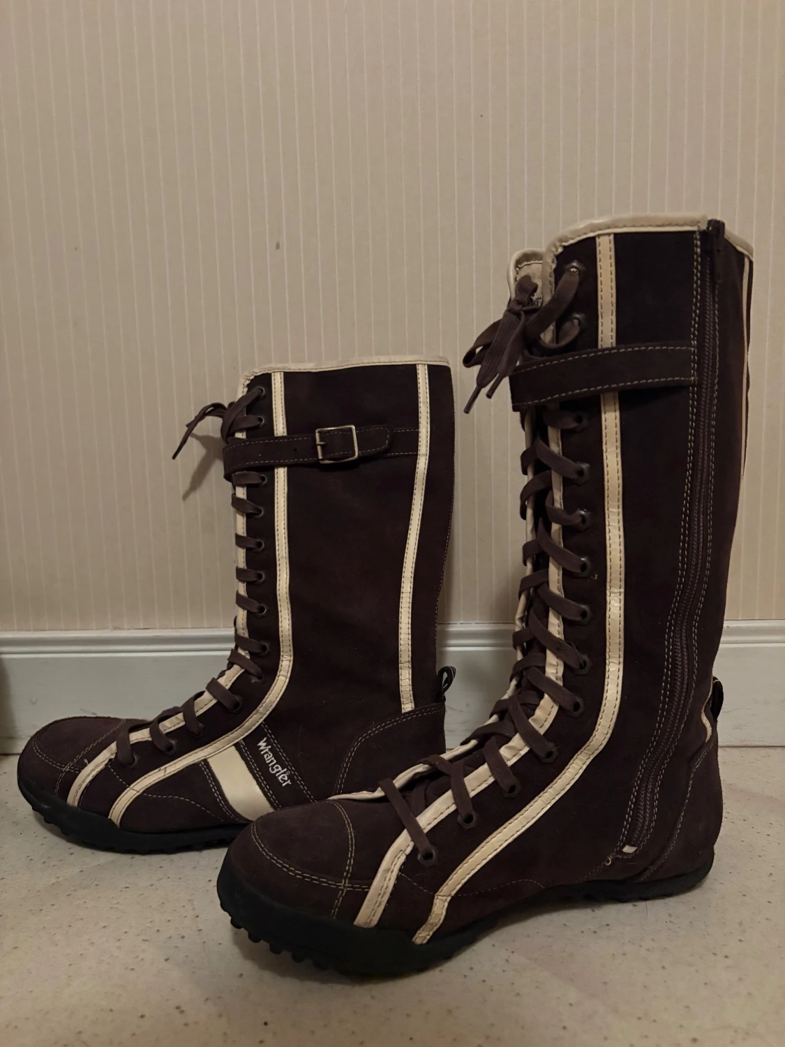 Bruna höga boots från Wrangler