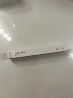 CAIA Double Take eye pen  - Säljer en double take eye pen från Caias julkalender 2025. Produkten är inte testad utan bara öppnad.