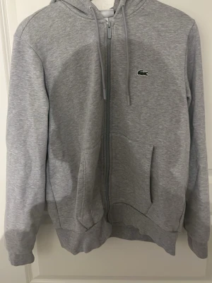 Lacoste hoodie - Lacoste Hoodie, aldrig använd i princip då den inte passar mig. Nypris ca 1300