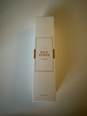 I'm From Rice Toner 150ml - Rice Toner från I'm From, 150ml, plomberad och i orginalförpackning. Tonern innehåller risextrakt som hjälper till att återfukta och ge glow till huden. Ordinarie pris 449