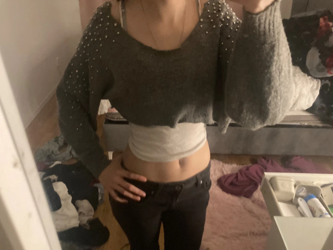 Grå croppad stickad topp med pärlor