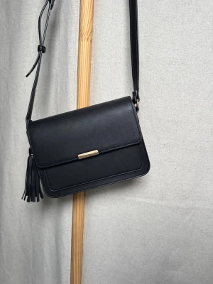 Handväska  - Liten svart handväska från Anna Field. Använd 1 gång.