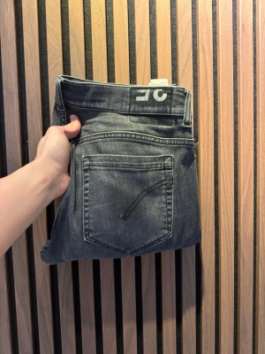 Dondup George Jeans - Skicket är riktigt bra och dom är knappt använda. Storleken är w35 men passar mer som w32