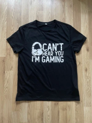 Gamer merch 👂❌ - Gamer tisha i bajs kvalitet (polyester), alltså perfekt för en svettig cs nörd #julklappstips