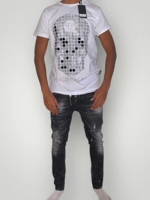 Philipp plein t shirt strl S vit - Helt ny fin replika med hög kvalitet. Modellen är 175cm lång och bär storlek S på bilderna. Tshirten är i normal passform. Pris: 949kr. Först till kvarn. Skickas inom 24h