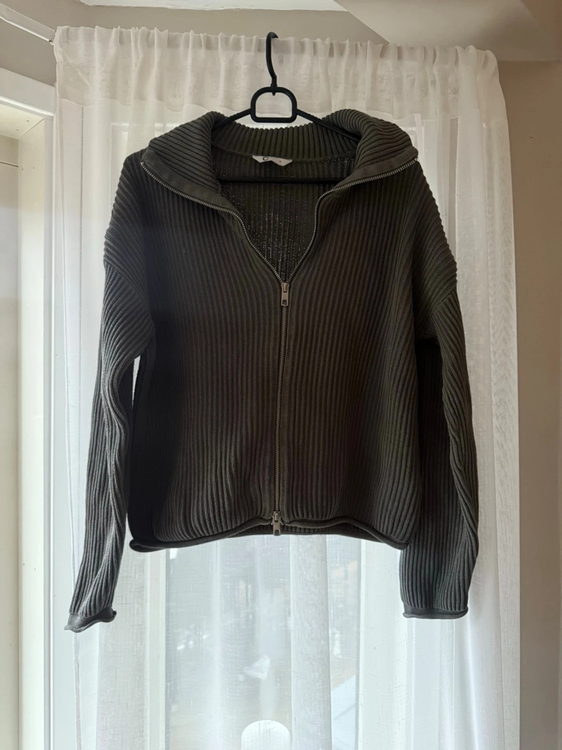 Khakifärgad ribbad kofta med zip  - 4