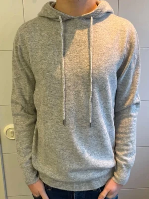 Merinoull hoodie - Exklusiv och stilren hoodie i 100 % merinoull ✨ Perfekt för vår- och sommarsäsongen. Storlek M, mycket sparsamt använd (max 3 gånger) och i utmärkt skick utan defekter. Kontakta mig gärna vid intresse eller frågor 😊