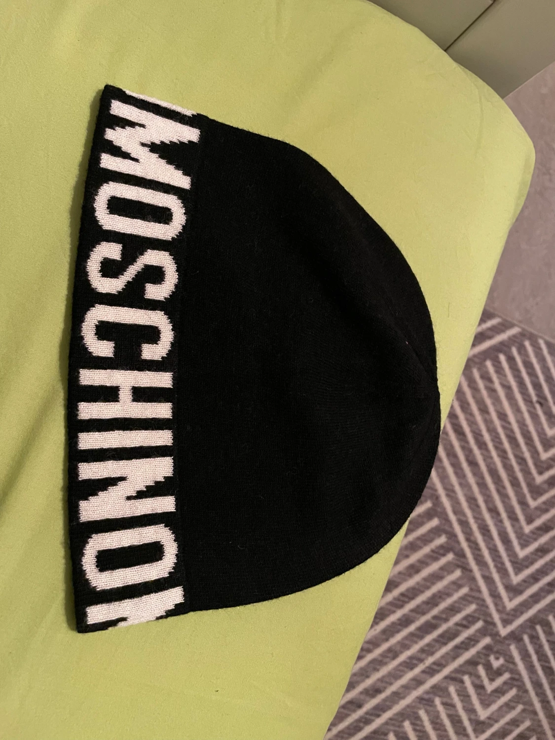 Svart Moschino mössa med logga - 1