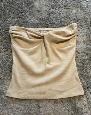 Beige tubtopp från Nelly XXS - Säljer denna topp från Nelly, använd få gånger