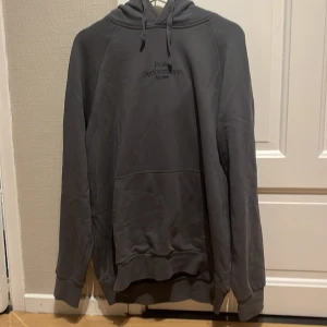 Peak performance hoodie - Tja! Säljer en peak performance hoodie i storlek L, sjukt bekväm tröja och snygg färg. Hör av dig om du vill ha mer bilder mvh Vidar