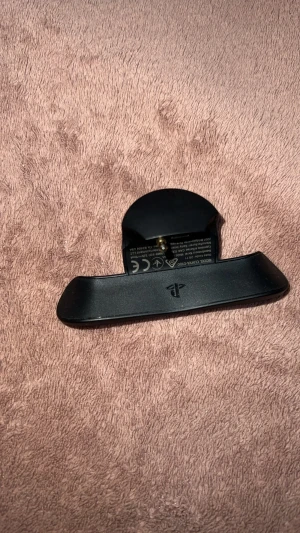 PlayStation VR Aim Controller Adapter (CUHYA-0100) - Original PlayStation VR Aim Controller Adapter, modell CUHYA-0100. Passar till PlayStation VR-systemet. Produkten är i gott skick med endast mindre spår av användning. Perfekt för dig som vill ersätta en förlorad eller trasig adapter.