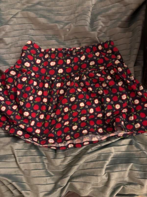 Äppel kjol - Fin äppel kjol med röda äpplen på i mörkblå bakgrund