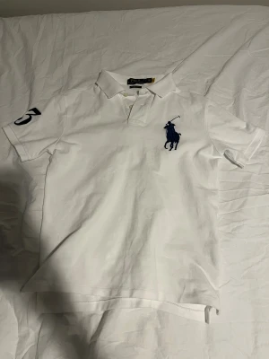 Ralph Lauren Pike-tröja - Säljer min raulph lauren pike-tröja som nu har blivit för liten för mig. Den har ingen tecken på användning och är använd fåtals gånger. Pris kan diskuteras vid snabb affär 🚚 