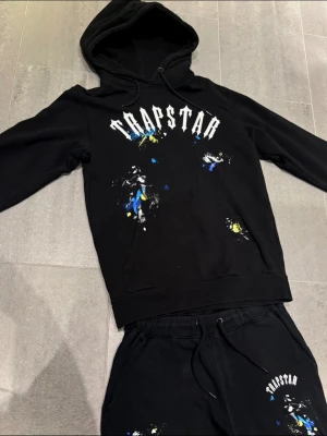 Trapstar Irongate Artist set (hoodie och mjukisbyxor)  - Äkta Trapstar mjukis-set för herr, storlek M. Väldigt fint skick, knappt använt och har mest legat i garderoben. Kvitto kan fixas vid intresse. Skriv vid frågor. 