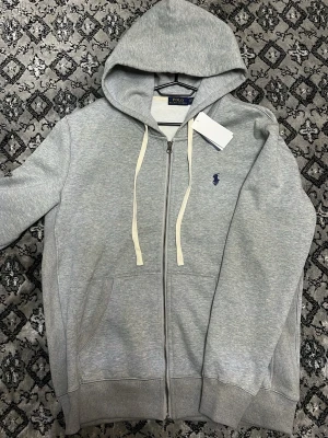 Ralph lauren zip Hoodie - En helt ny Ralph lauren zip i 10/10 skick storleken passar för S och M
