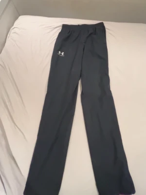 Under Armour byxor - Byxor i svart färg, storlek S med dragkedja längs båda benen för att kunna öppna, även justerbara snören.