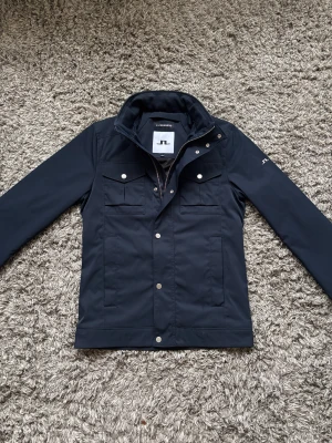 Ny J Lindeberg bailey field jacket - Säljer denna riktigt feta j Lindeberg field jacketen!⭐️Skick : NYSKICK🙌Storlek M!⭐️NYPRIS = 4000kr! Hör gärna av er om ni har funderingar!👍