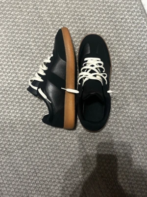 Valmonte gats - Gats från Valmonte helt oanvända med nypris 1400. Säljer då jag tog fel storlek passar 44-45