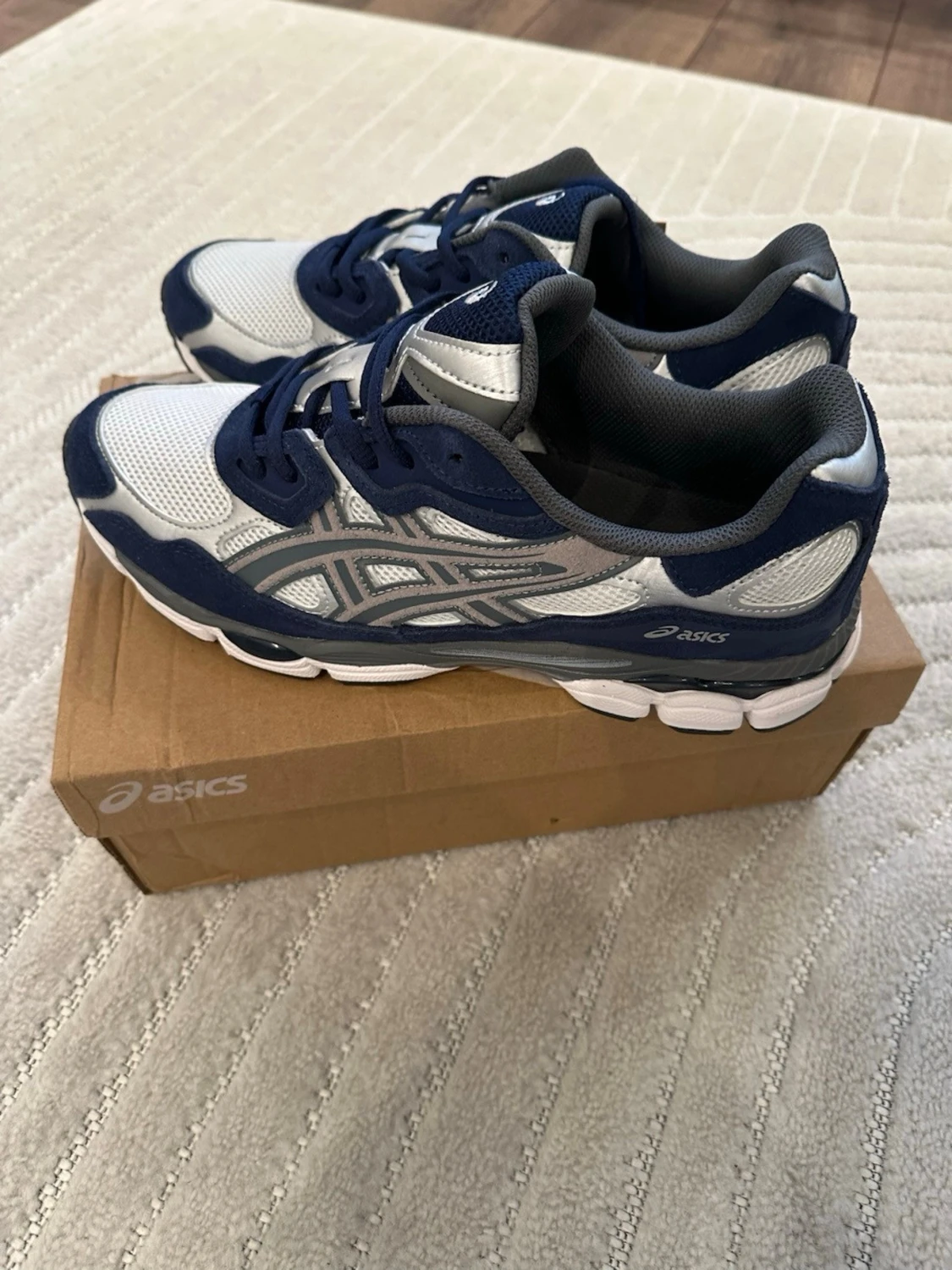 Asics sneakers i blått och silver