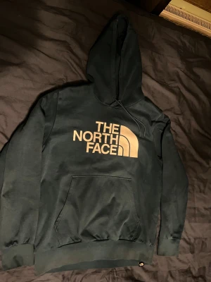 The north face hoodie - En mörkgrön The north face hoodie. Knappast använd och i perfekt skick för en ny användare