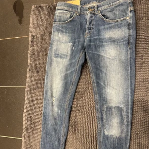 Dondup jeans George - Storlek 29 passar 30, bra skick. Slitningar är k modellen!