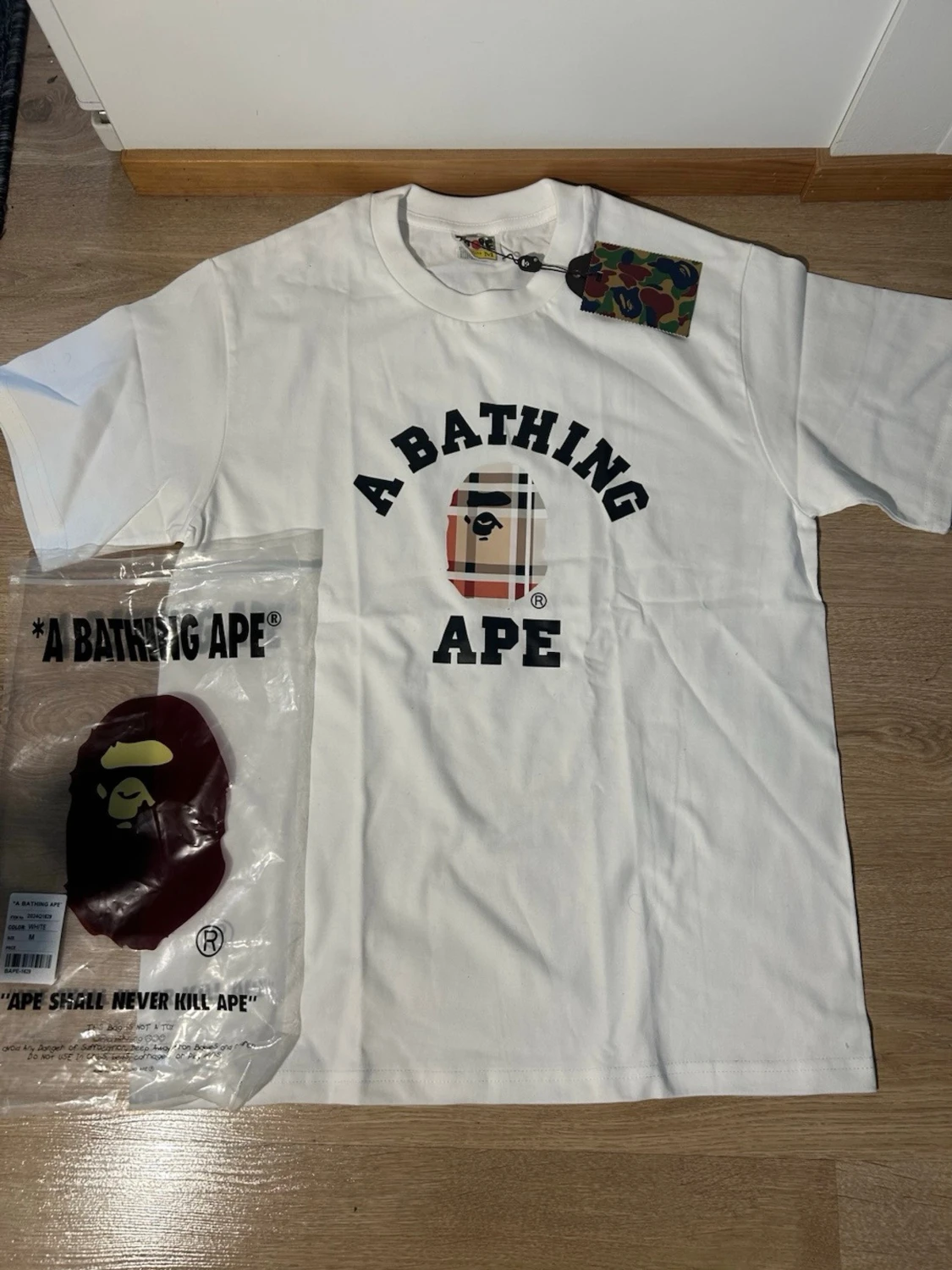 Vit t-shirt från A Bathing Ape M