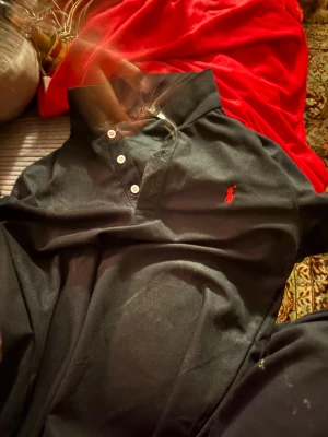 polo ralph lauren tröja - en svart polo ralph lauren tröja anvönd 1 2 gånger ba den e helt som ny