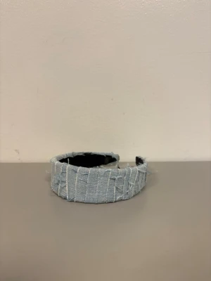 Diadem 💙 - Ljusblått diadem av återvunna jeans med remsor, med silke inuti!💙 Diademet är ca 12 cm diameter🌟
